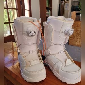 Women's 7.5 snowboard boots thirty-two brand